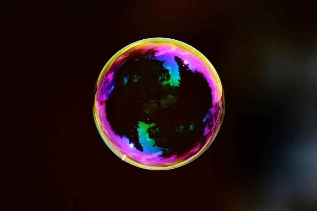 Short explainer – Do echo chambers (filter bubbles) exist on social media?